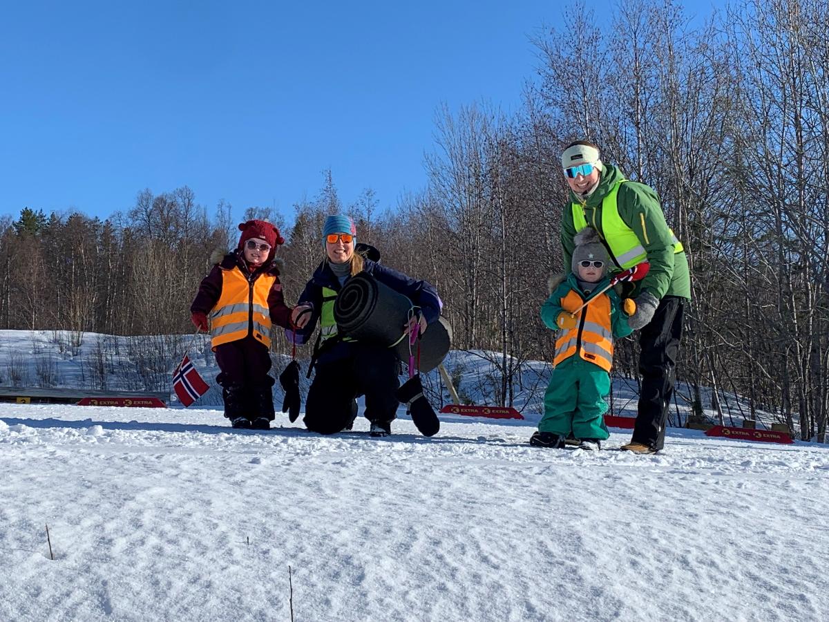 Fornøyde barn og voksne.jpg